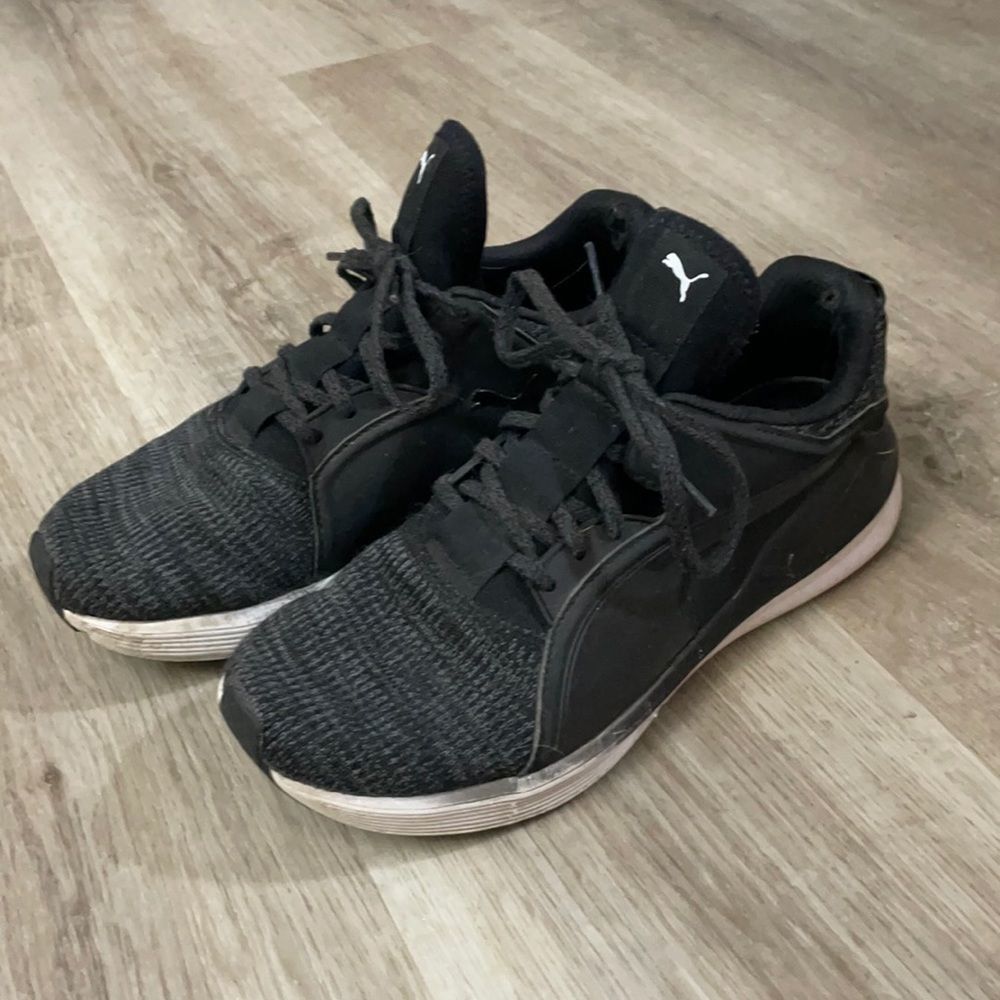 Puma brand women’s athletic sneakers athletic shoes. Fitness shoes
